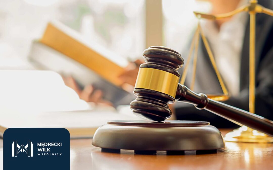 Kredytobiorcy analizujący umowę frankową z pomocą kancelarii