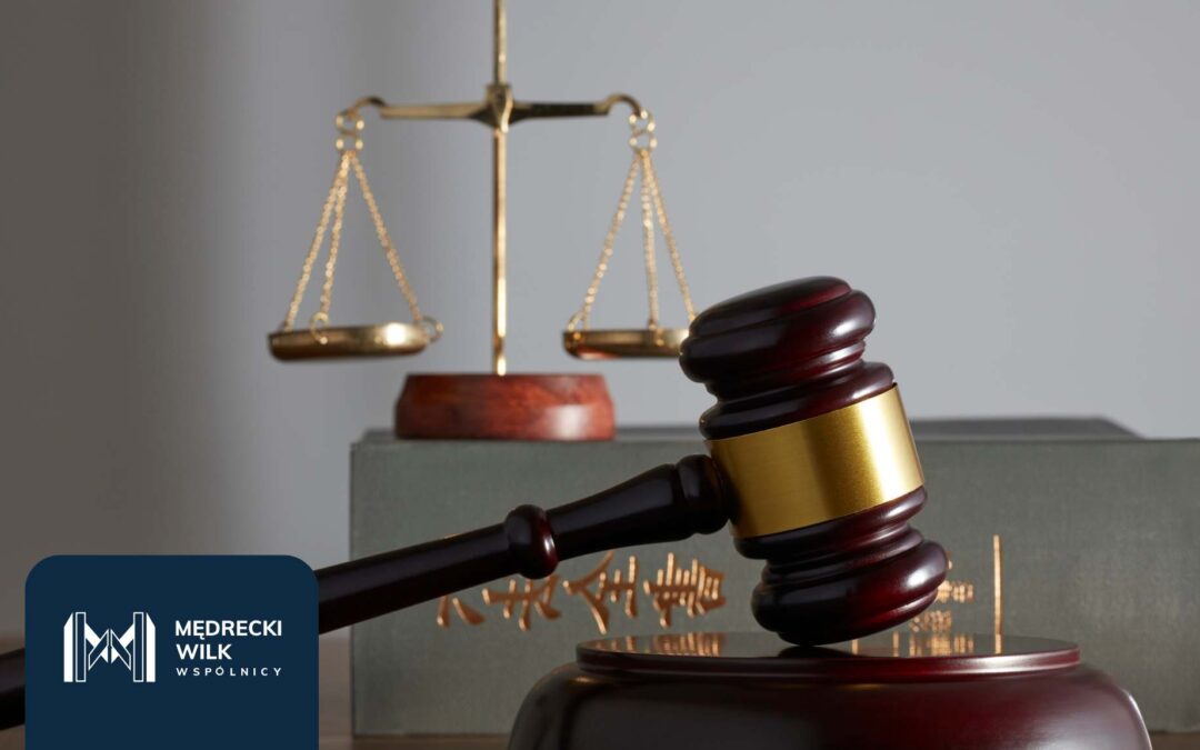 Waga Temidy i młotek sędziowski – symbole sprawiedliwości w procesach frankowych prowadzonych przez kancelarię.