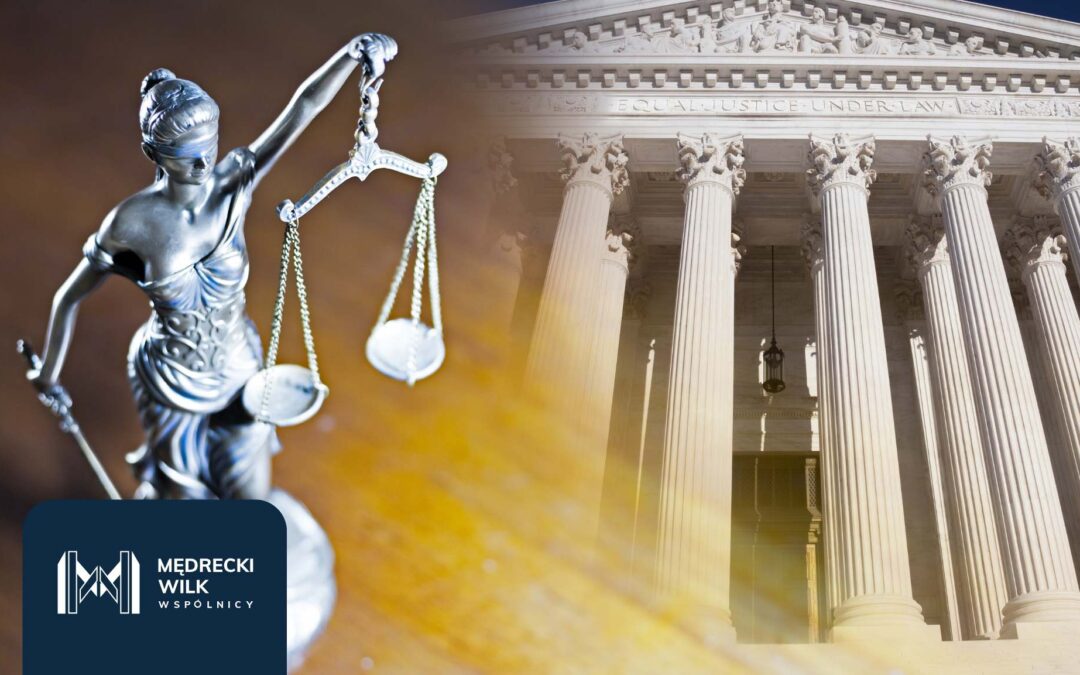 Posąg Temidy przed gmachem sądu – walka o unieważnienie kredytu frankowego.