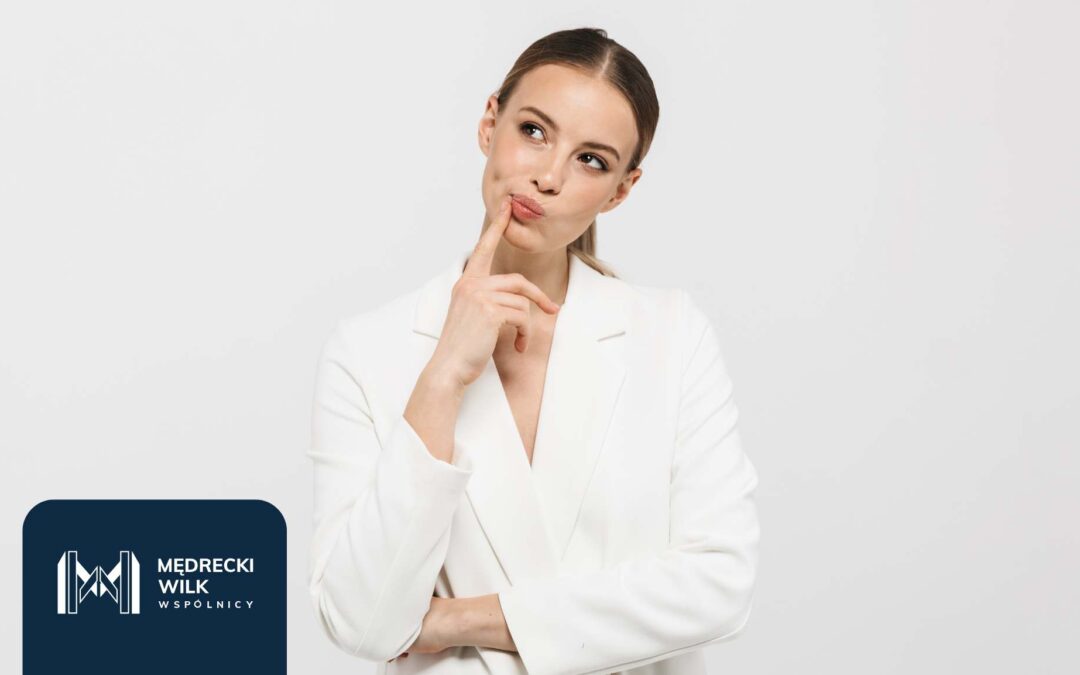 Kobieta w białej marynarce, zamyślona – analiza ryzyk przegranej sprawy frankowej.