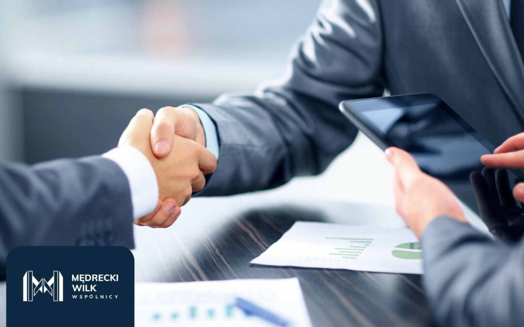 Tabela przedstawiająca wady i zalety ugody frankowej dla frankowiczów.