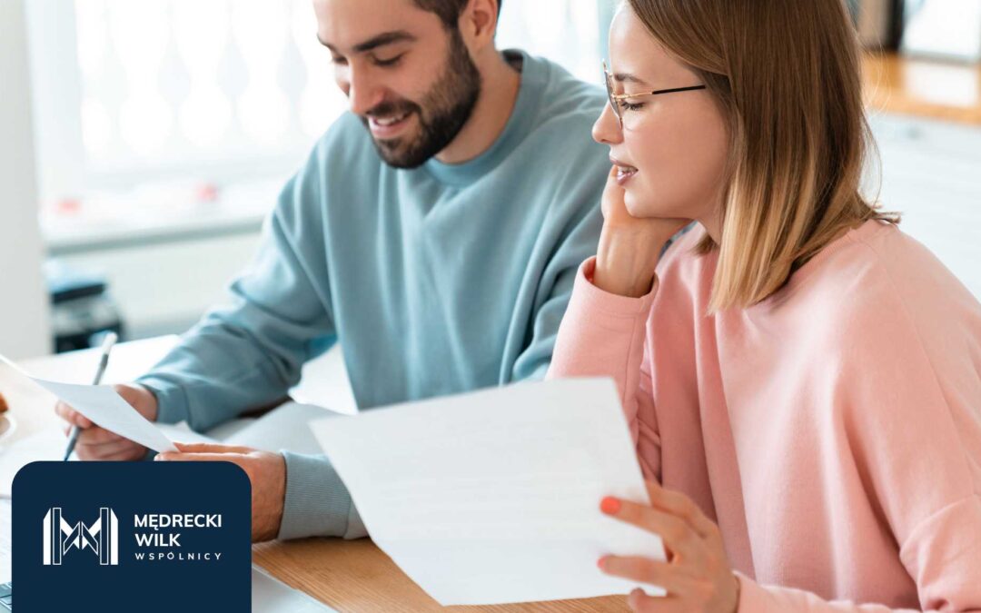 Para z dokumentami kredytowymi w dłoni