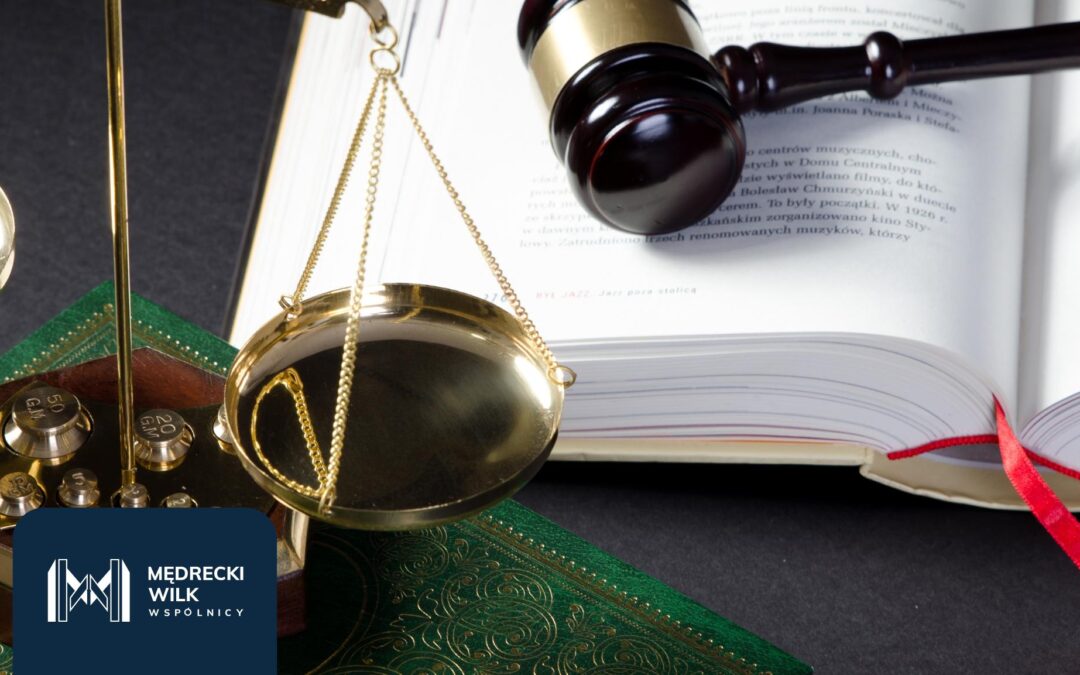 Para z dokumentami kredytowymi w dłoni