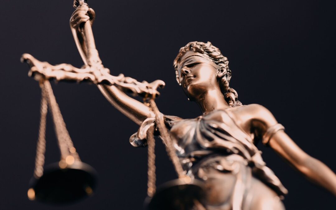 Temida trzymająca w ręku wage