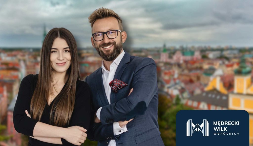 Dwoje prawników kancelarii Mędrecki Wilk i Wspólnicy na tle panoramy Poznania – specjaliści od spraw frankowych CHF, EUR i USD.