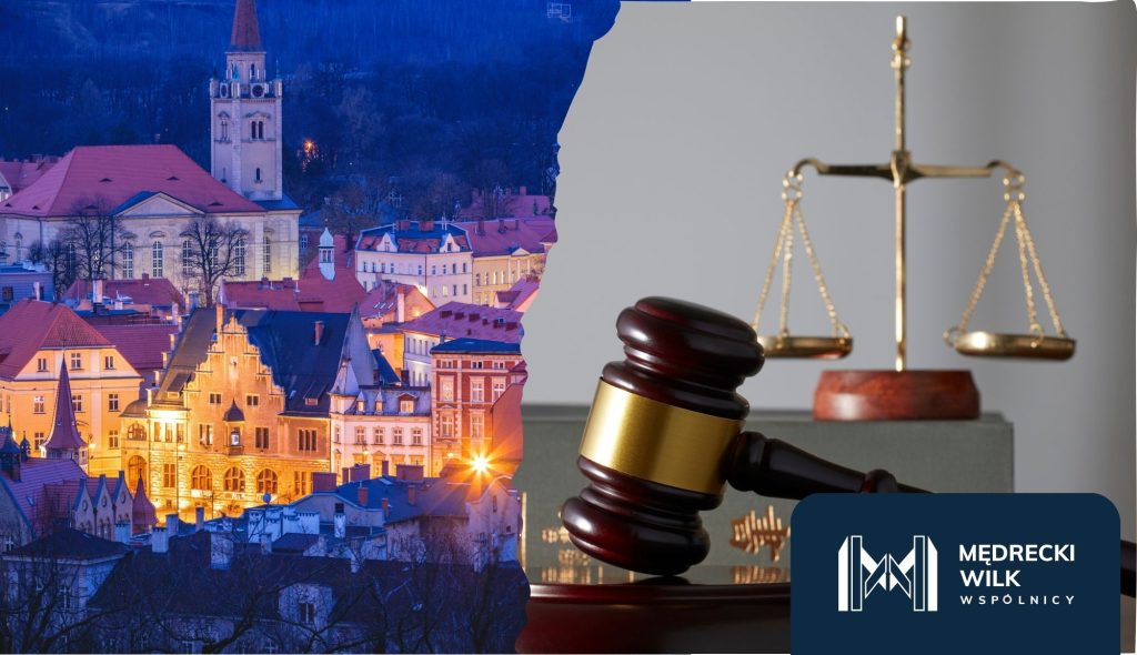 Panorama Wałbrzycha zestawiona z symbolami prawa – młotkiem sędziowskim i wagą sprawiedliwości.