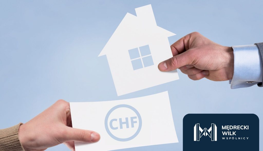 Dwie osoby trzymające symbole: dom i kartkę z napisem CHF – metafora kredytów frankowych. W prawym dolnym rogu logo kancelarii Mędrecki Wilk i Wspólnicy.