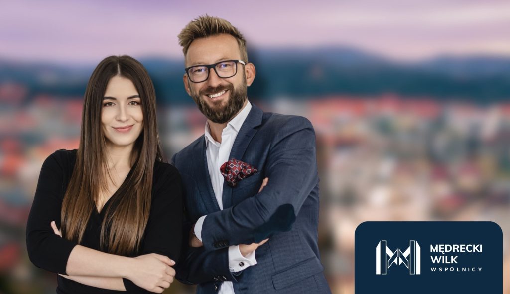 Prawniczka i prawnik z kancelarii frankowej na tle rozmytego krajobrazu Wałbrzycha