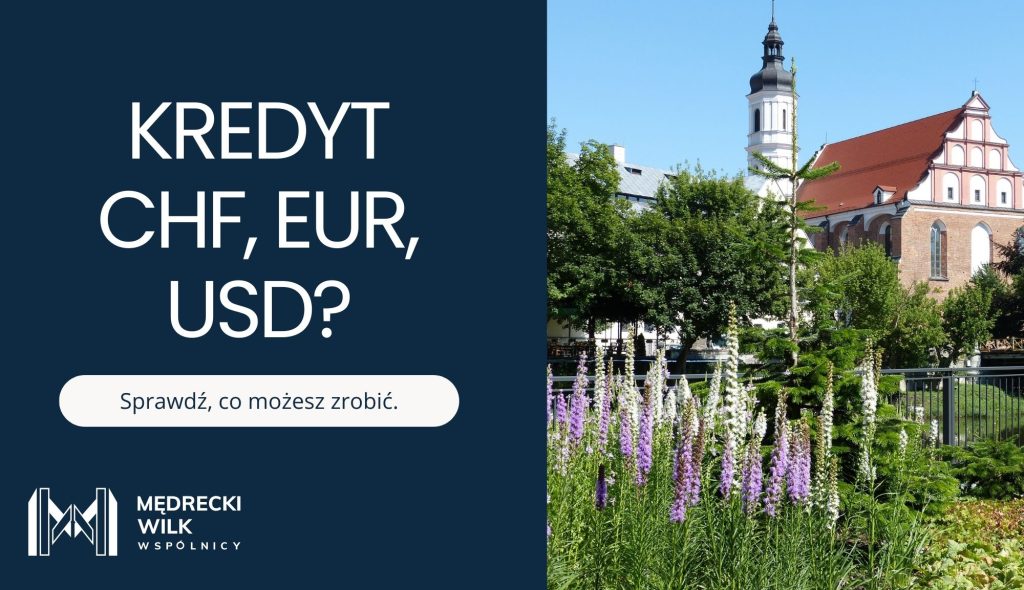 Reklama kancelarii frankowej: napis ‘KREDYT CHF, EUR, USD? Sprawdź, co możesz zrobić.’ Obok widok na kościół i park w Kędzierzynie-Koźlu