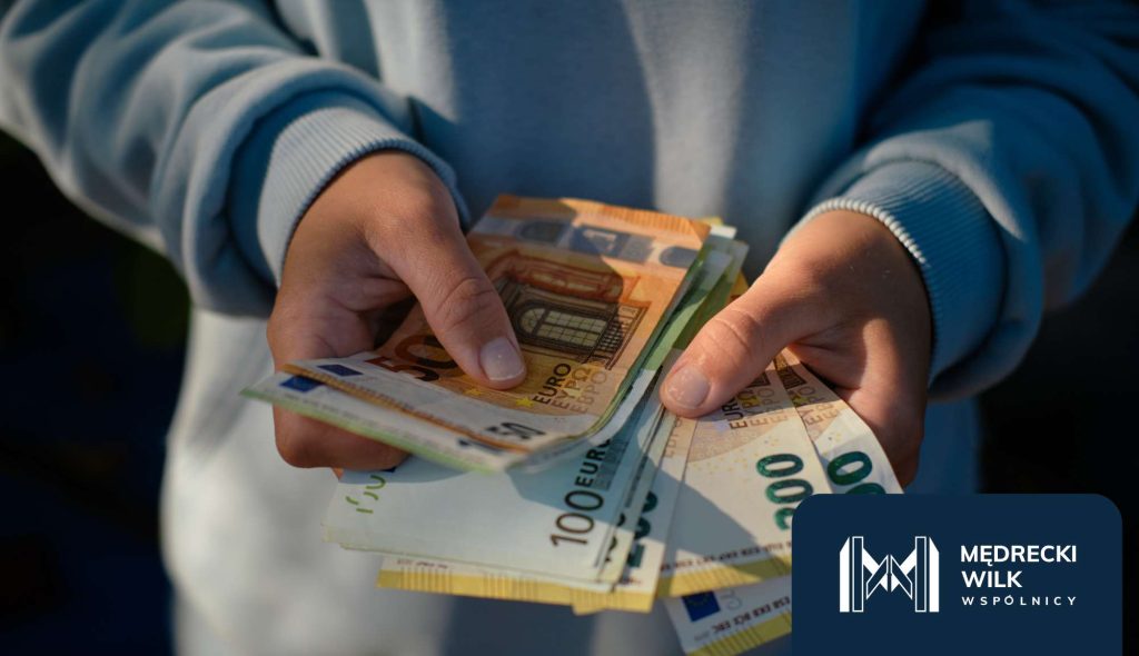 Dłonie trzymające banknoty euro