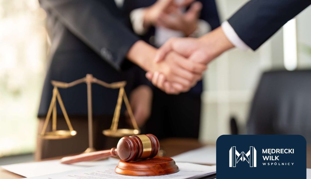 Uścisk dłoni, biurko, kancelaria, młotek sędziowski