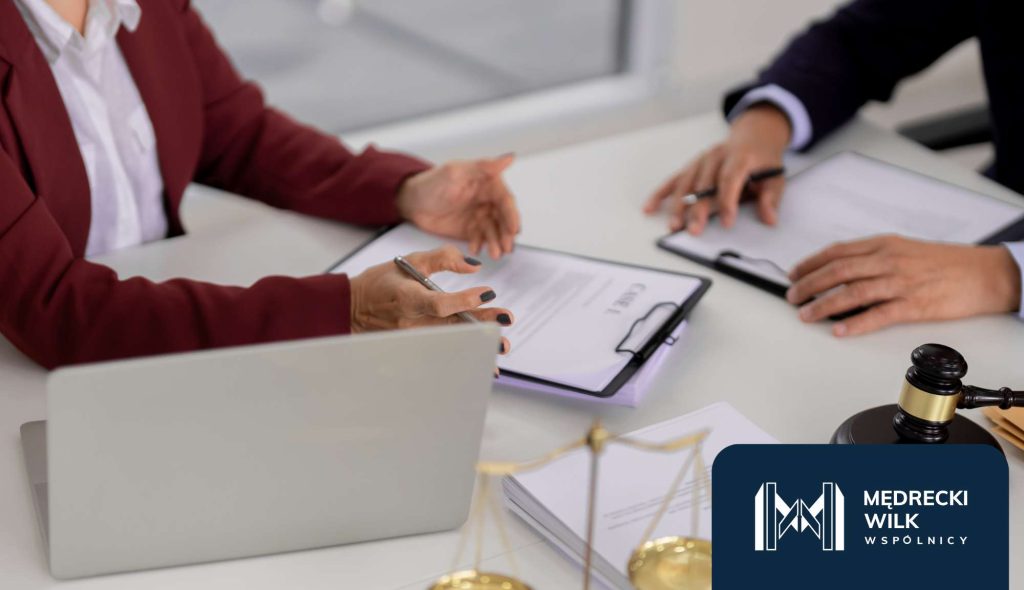 Kancelaria, dokumenty, spotkanie w kancelarii, złota waga i laptop