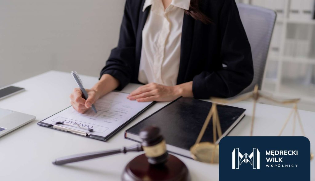 Prawnik w kancelarii, złota waga i młotek sędziowski