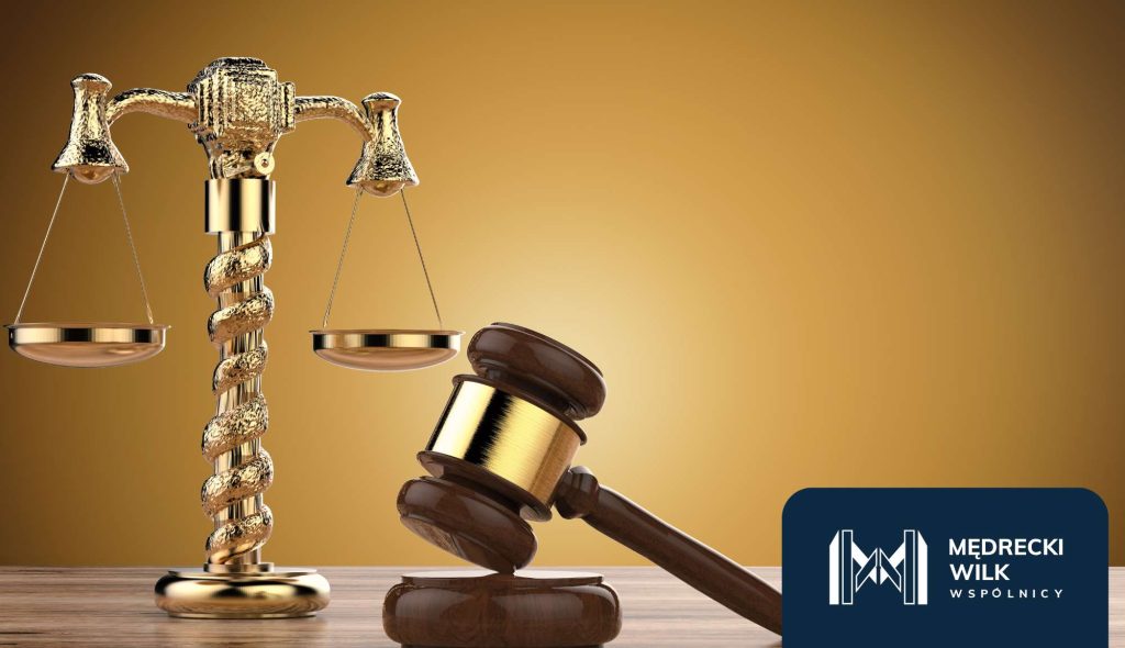 Złota waga i młotek sędziowski