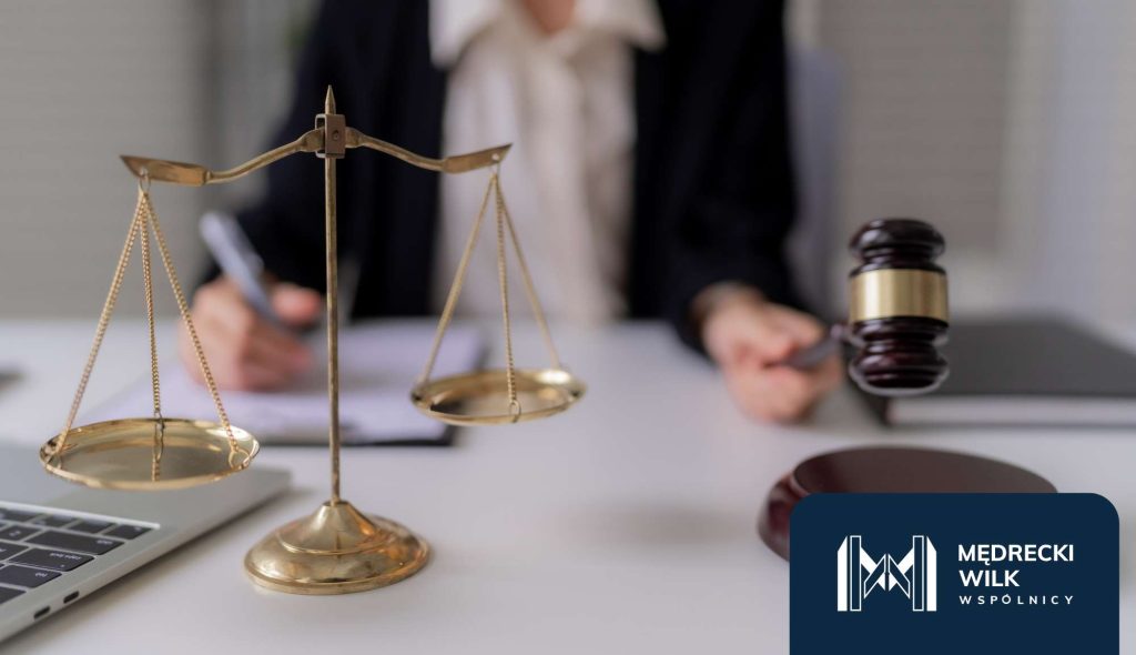 Kancelaria prawna, młotek sędziowski i złota waga