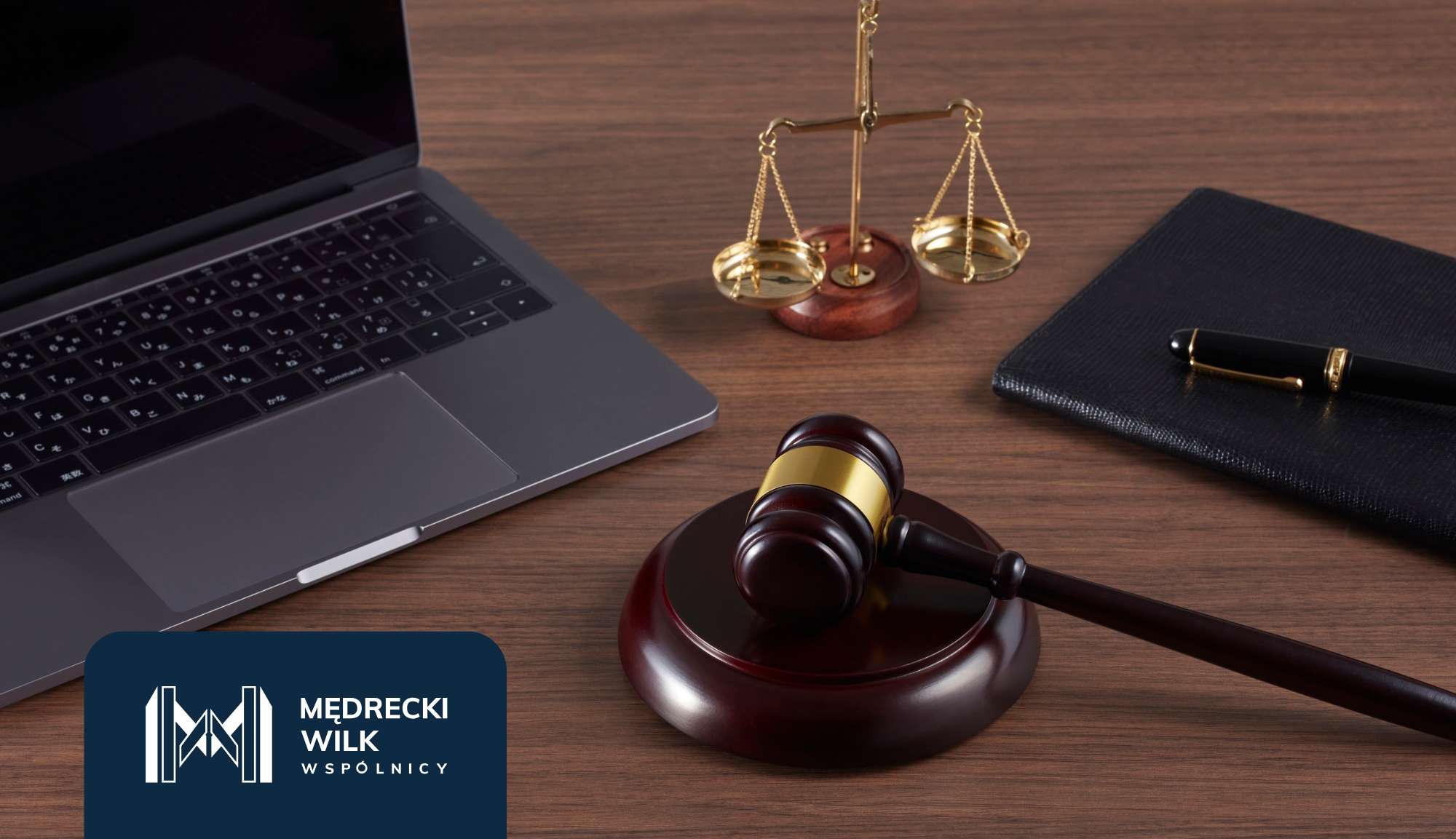 Laptop, młotek sędziowski i złota waga