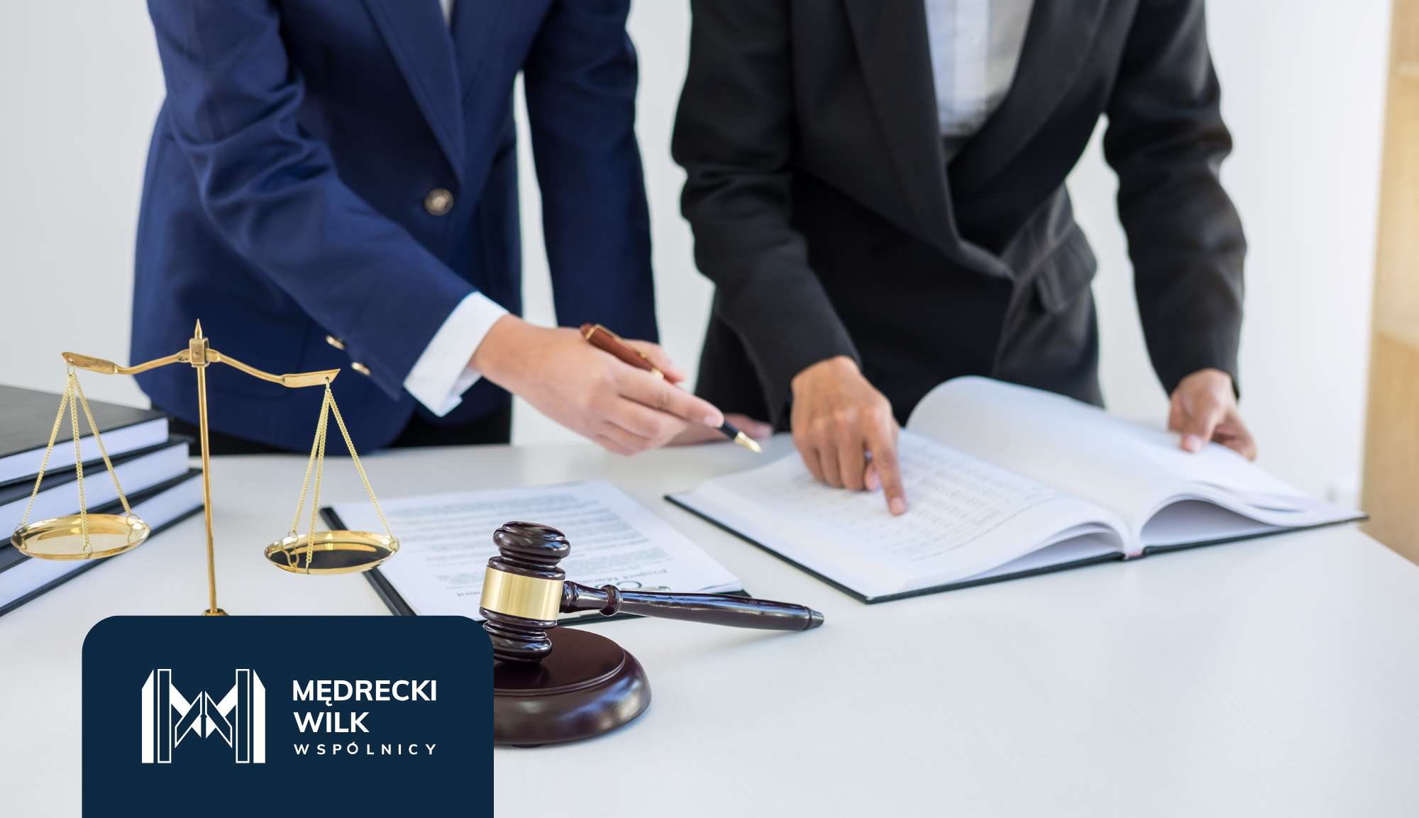 Prawnicy w kancelarii prawnej, analiza dokumentów