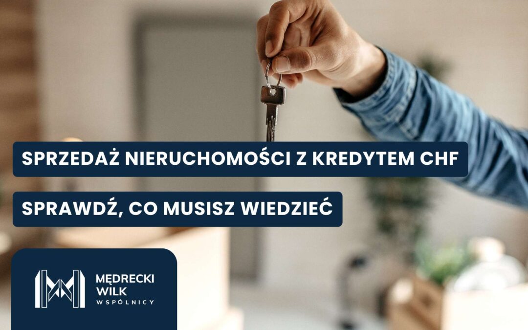 Dłoń trzymająca klucze do mieszkania, w tle mieszkanie