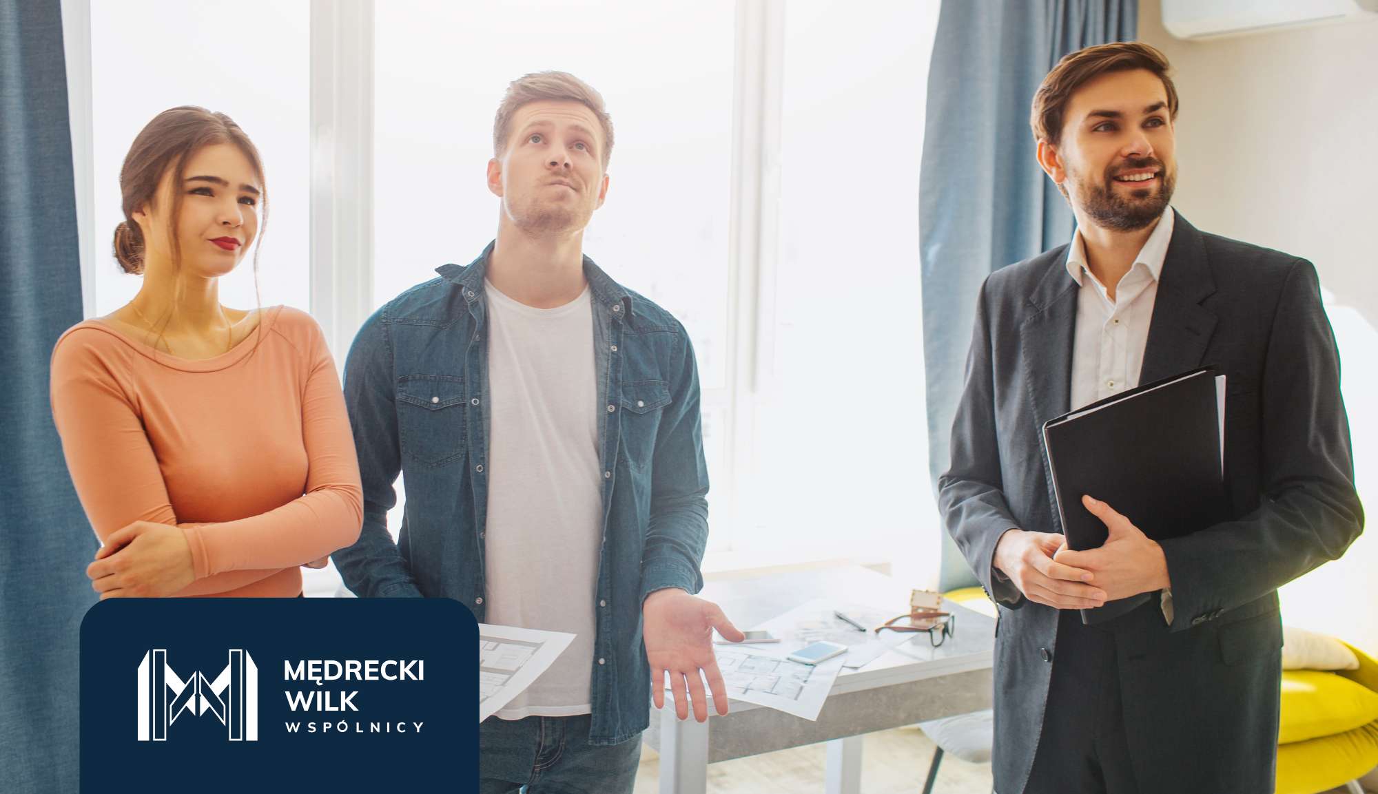 Para oglądająca wraz z agentem nieruchomości mieszkanie na sprzedaż