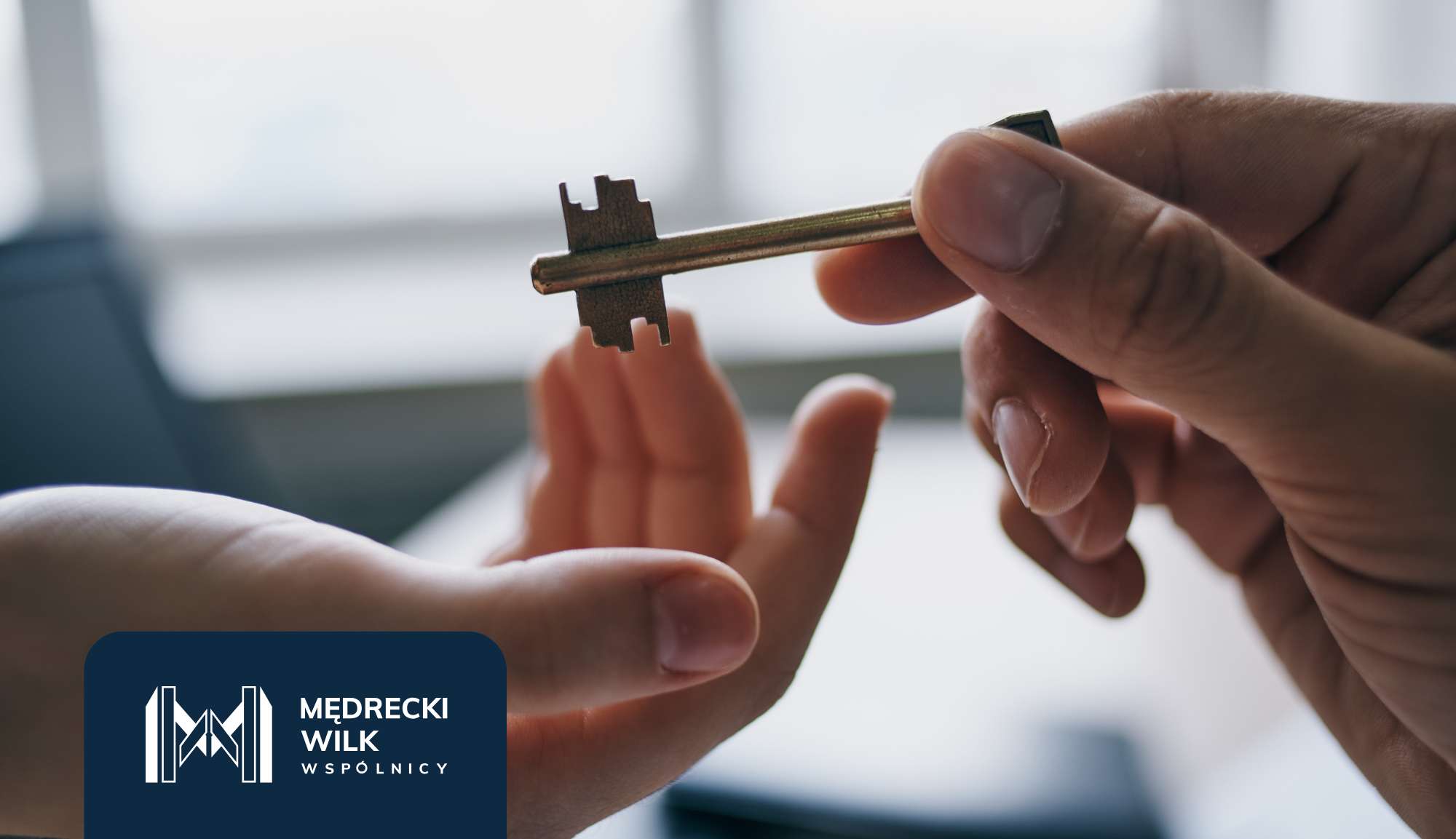 Jedna dłoń podająca drugiej klucze do mieszkania