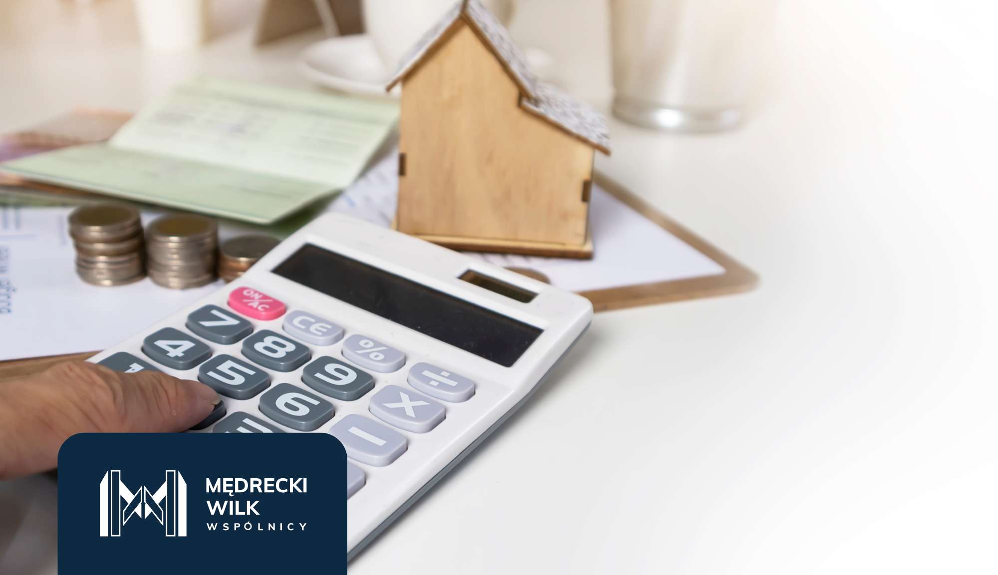 Kalkulator, dokumenty, makieta domku