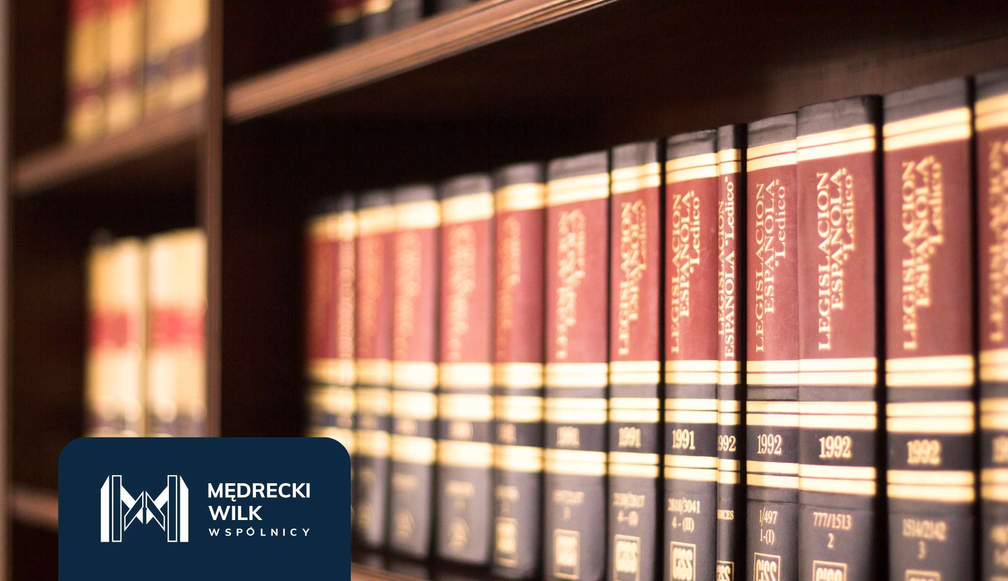 Półka pełna kodeksów karnych