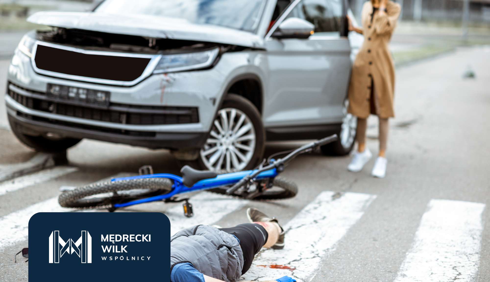 Wypadek samochodowy, zniszczony samochód, poszkodowany