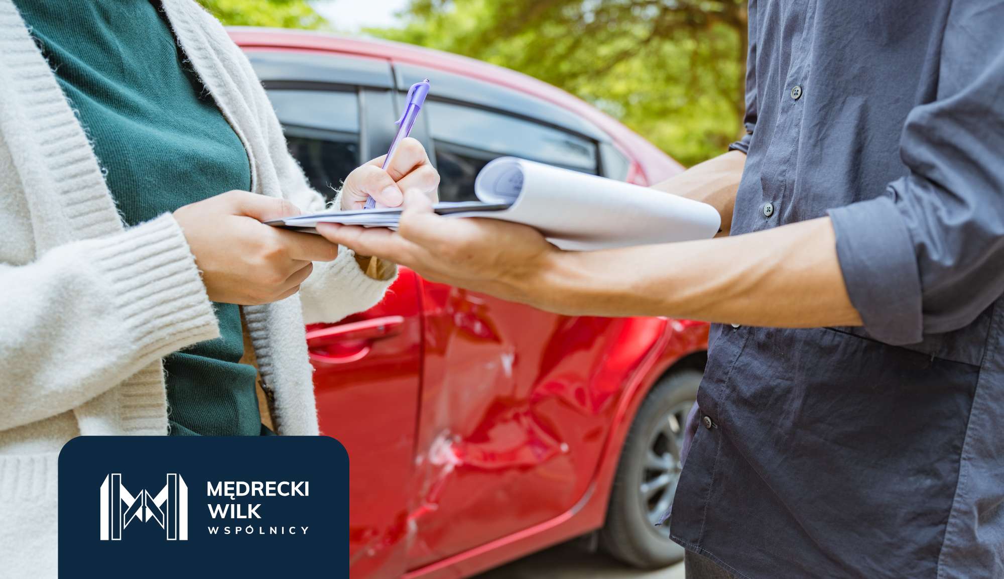 Wypadek samochodowy, zniszczony samochód, poszkodowany i sprawca spisujący umowę