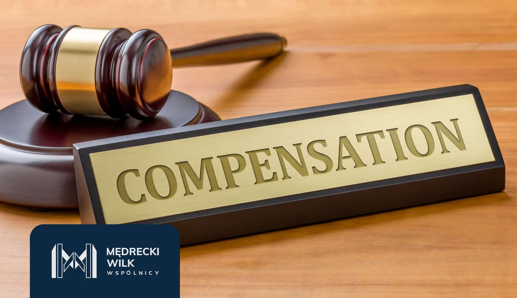 Tabliczka z napisem "odszkodowanie" i młotek sędziowski