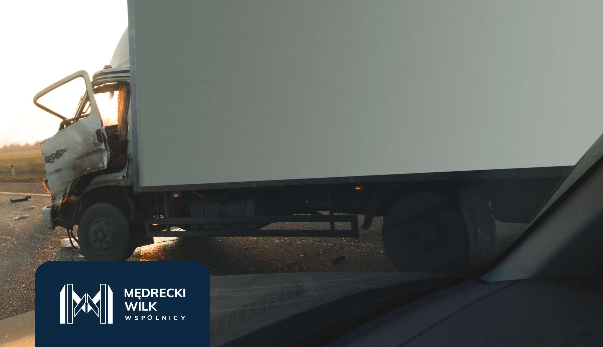 Wypadek samochodowy, zniszczony samochód, poszkodowany