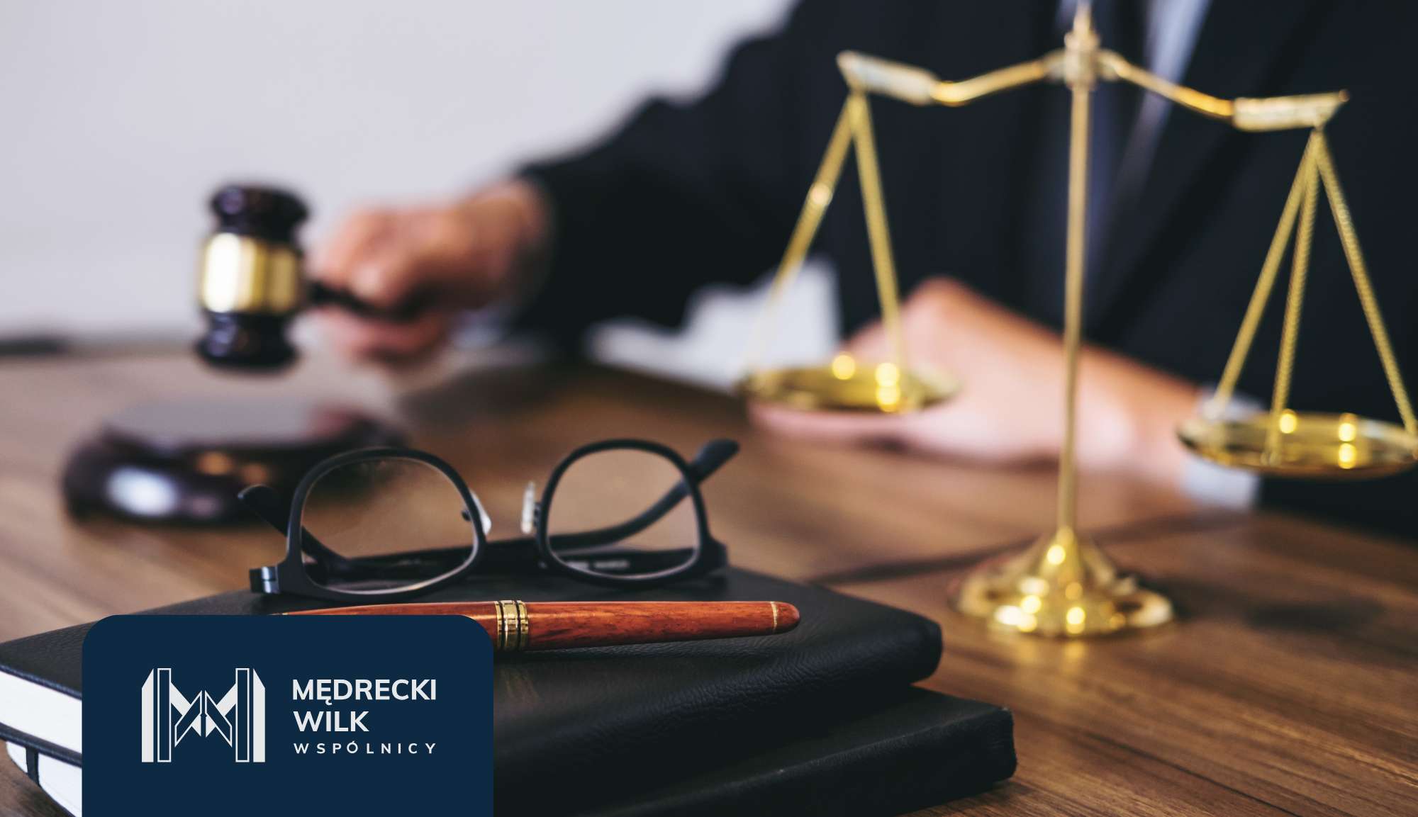 Prawniczka przy pracy, złota waga