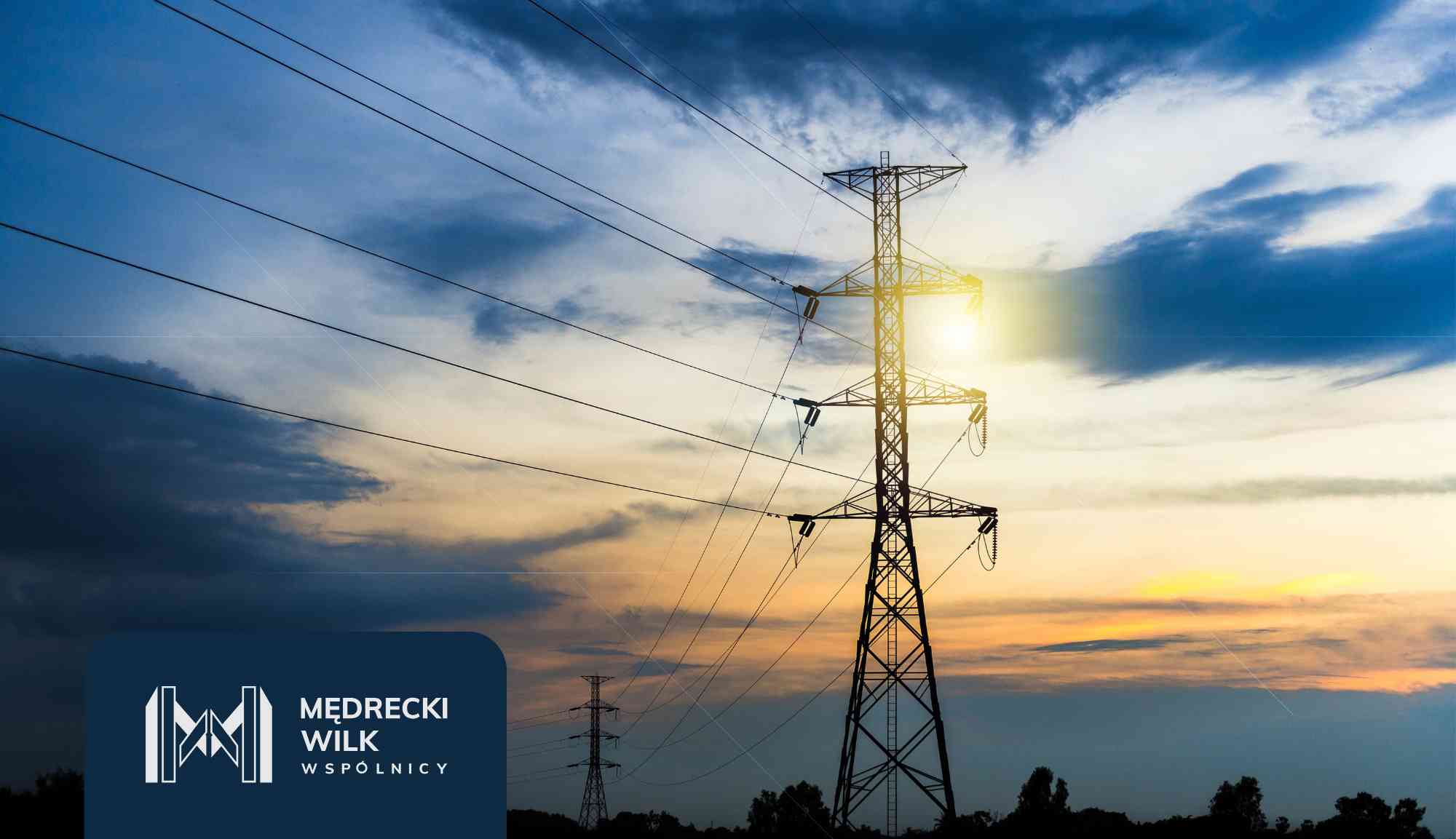 Młotek sędziowski, złota waga, prawnik w kancelarii