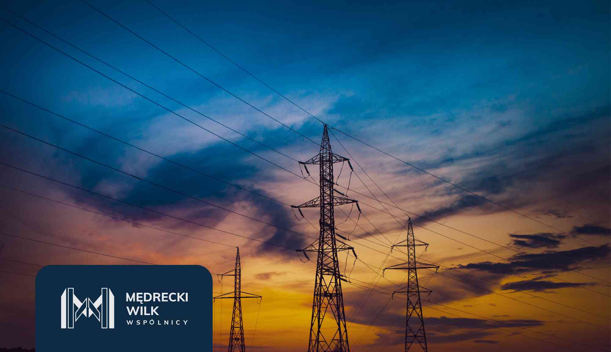 Młotek sędziowski, złota waga, laptop