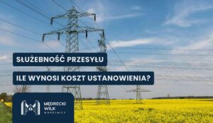 Słupy energetyczne wysokiego napięcia stojące na kwitnącym, żółtym polu rzepaku pod błękitnym niebem. Na grafikę nałożone są dwa granatowe paski z białymi napisami: „SŁUŻEBNOŚĆ PRZESYŁU” oraz „ILE WYNOSI KOSZT USTANOWIENIA?”. W lewym dolnym rogu logotyp kancelarii Mędrecki Wilk i Wspólnicy.