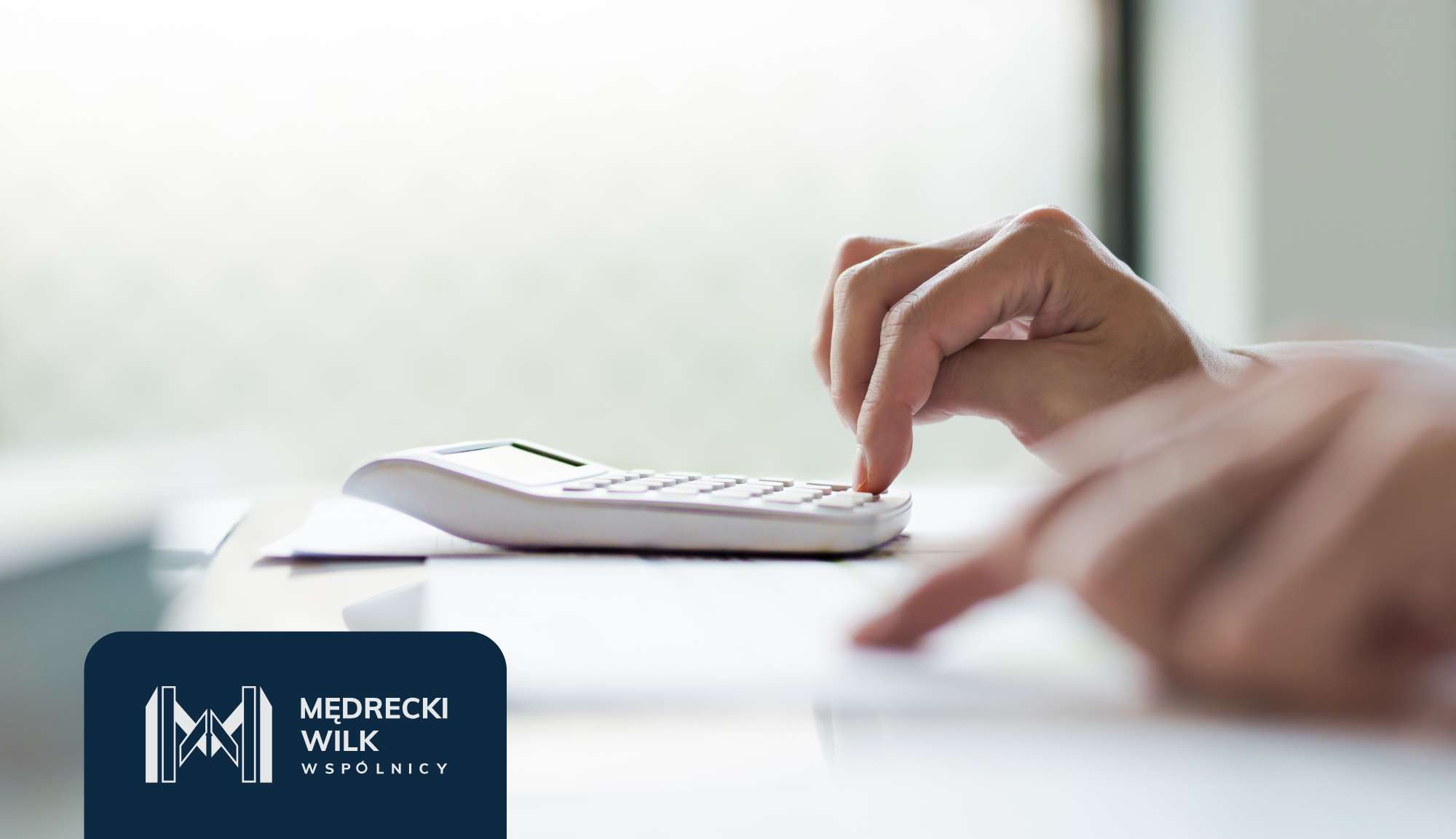 Prawnik w kancelarii prawnej, analiza dokumentów, kalkulator