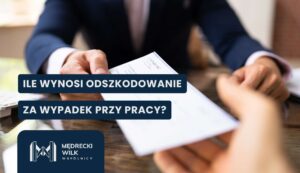 Mężczyzna wręczający czek drugiej osobie, napis "Ile wynosi odszkodowanie za wypadek przy pracy?"