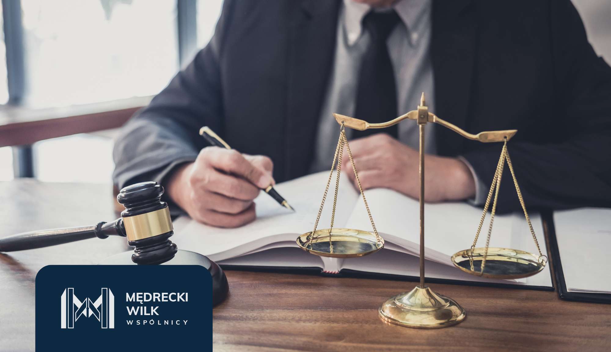 Młotek sędziowski, złota waga