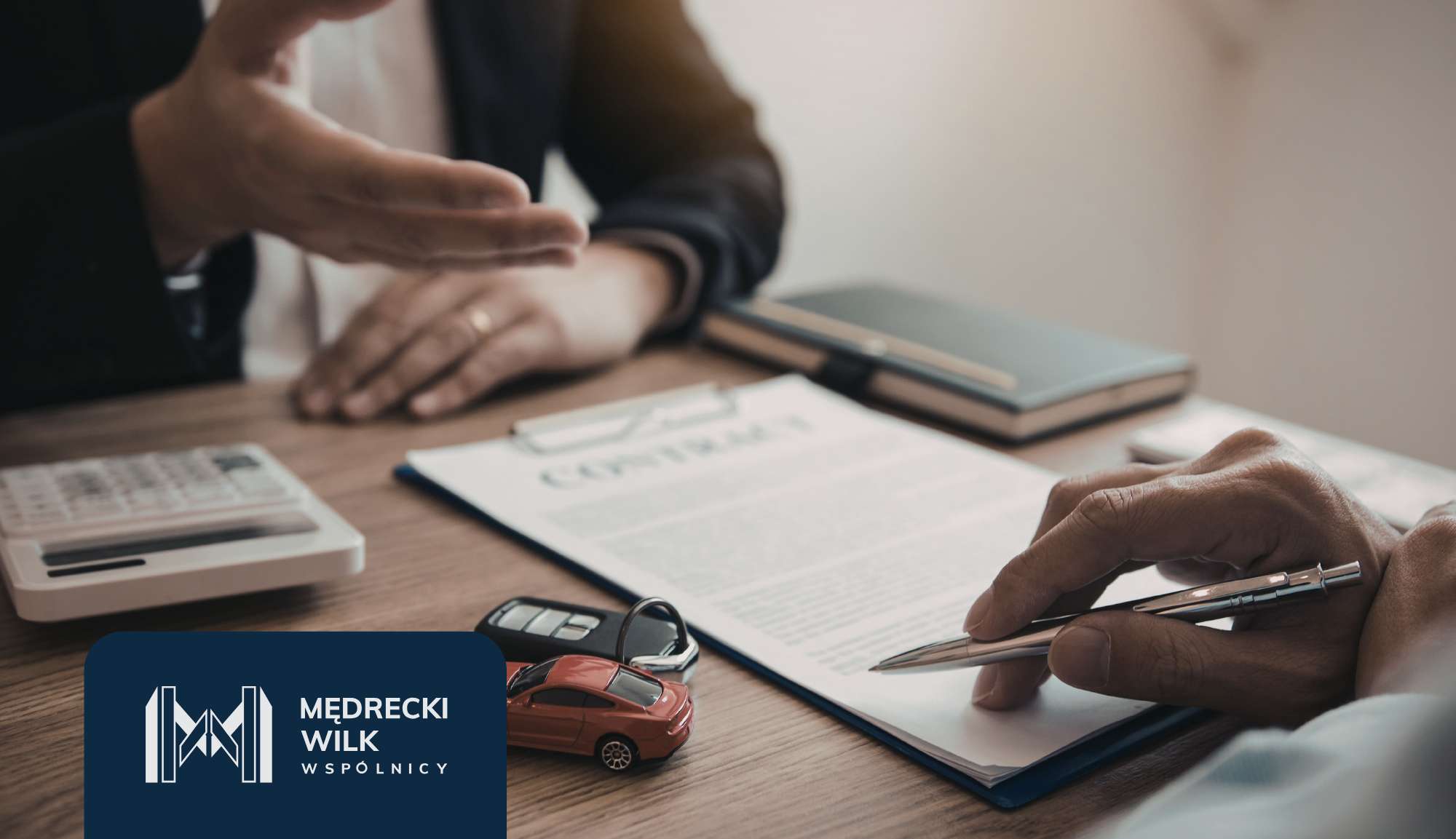 Przybijanie pieczątki do odwołania, składanie podpisu na umowie