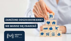 Dłoń układająca drewniane klocki z obrazkami kojarzącymi się z medycyną