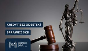 Temida i młotek sędziowski, napis "Kredyt bez odsetek? Sprawdź SKD"