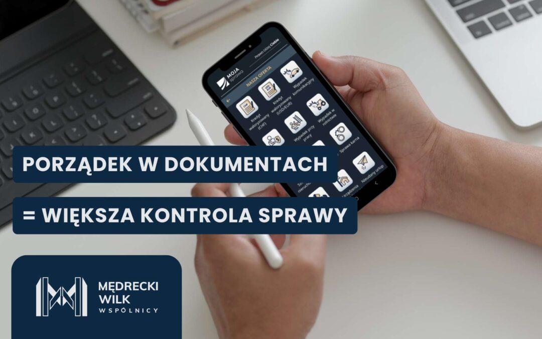 Dłonie trzymające telefon, otwarta aplikacja Moja Sprawa