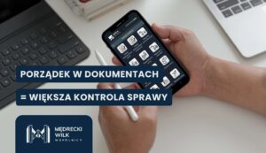 slupyaplickacja Dłonie trzymające telefon, otwarta aplikacja Moja Sprawa