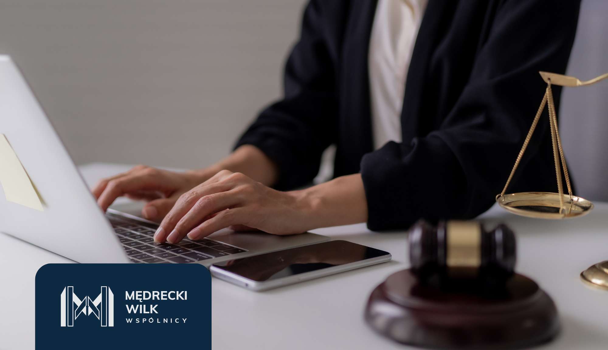 Prawniczka przy pracy, młotek sędziowski