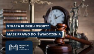 Gavel in foreground with scales of justice and a clock; Polish banner reads 'Strata bliskiej osoby? Masz prawo do świadczenia'.