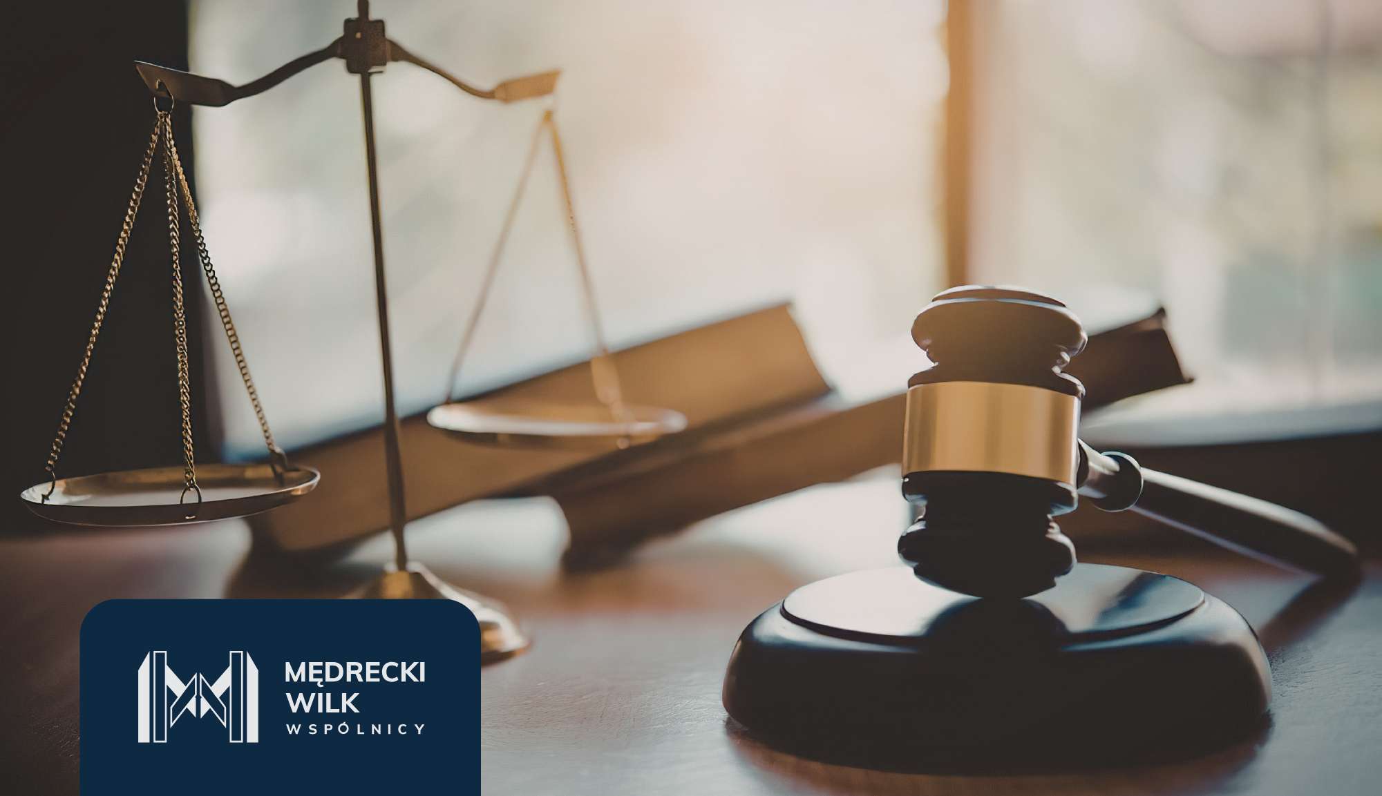 Młotek sędziowski i waga