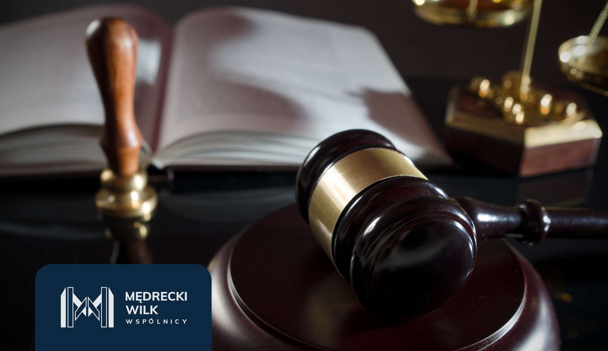 Młotek sędziowski, złota waga