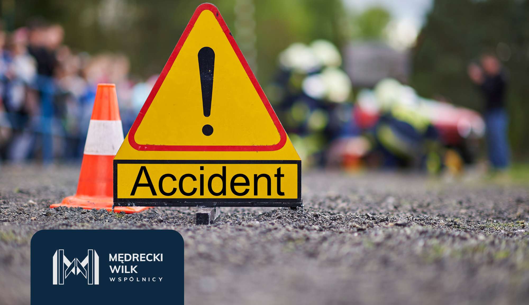 Wypadek samochodowy, zniszczony samochód, znak trójkąta z napisem "Accident"