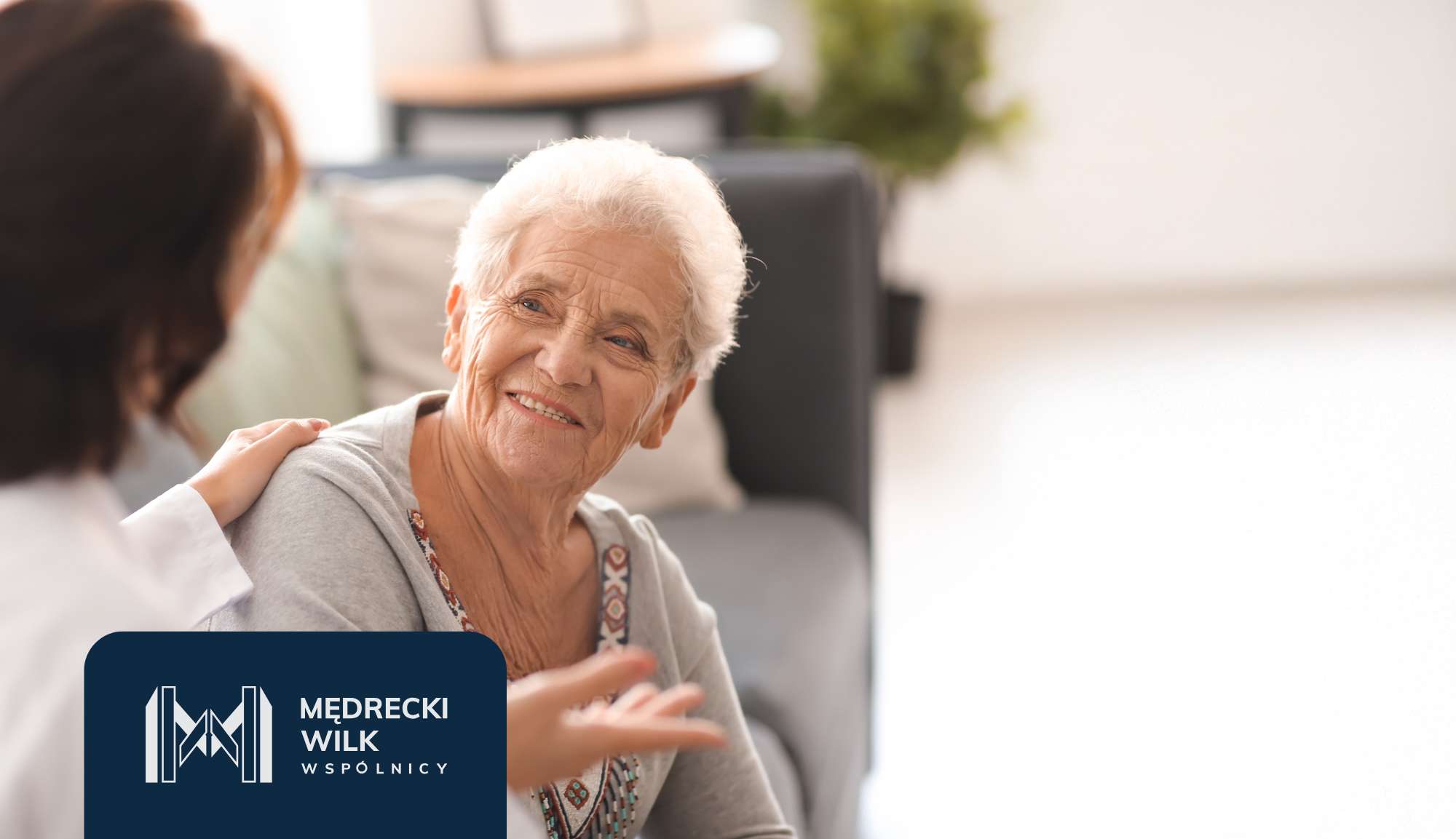 Seniorka podczas rozmowy o emeryturach