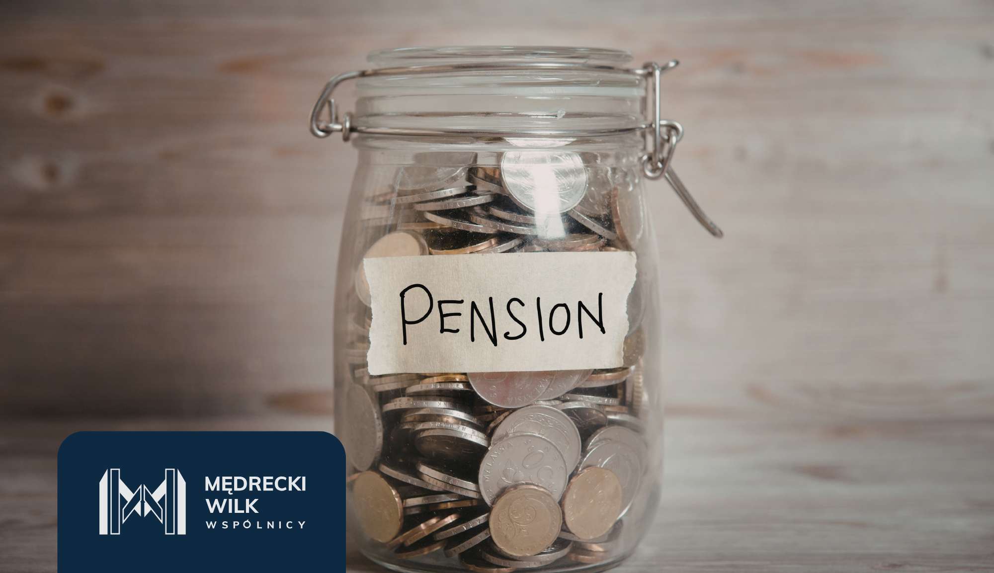 Słoik pełen monet, napis "pension" - emerytura