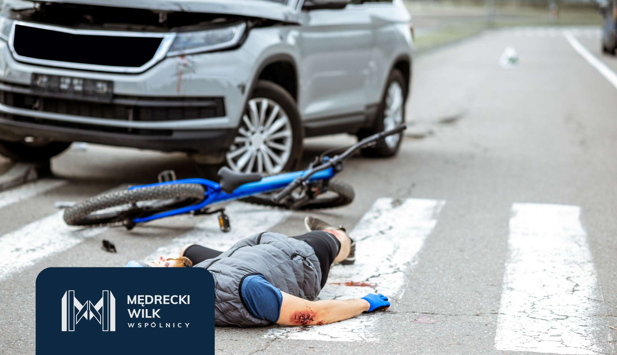 Wypadek samochodowy, zniszczony samochód, poszkodowany